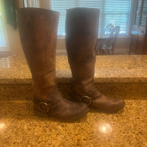 STEVE MADDEN Judgement Tall Shaft Fleur-de -Lis Boots Distressed Leather 7 - Picture 4 of 10